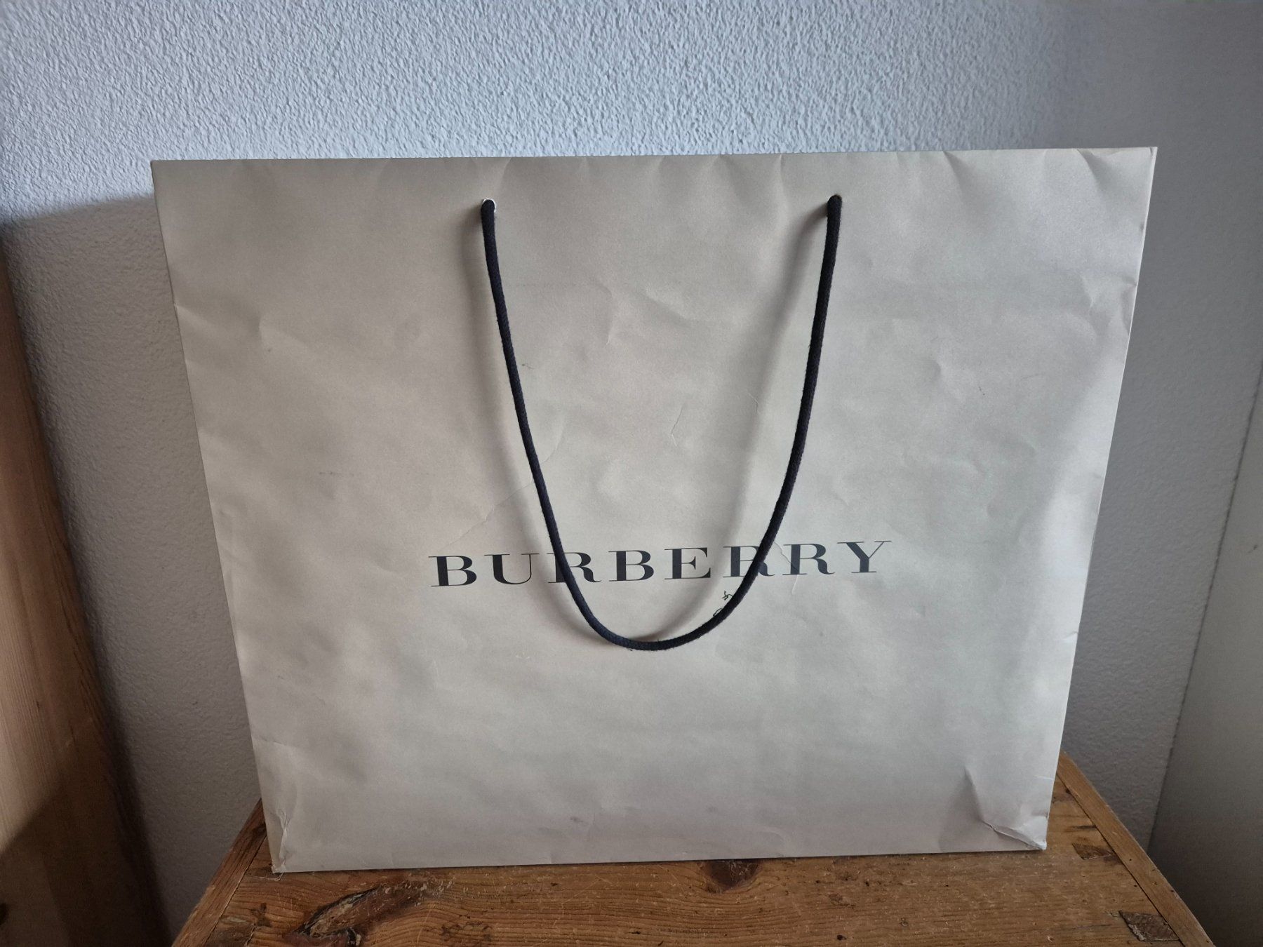 Burberry Sacs: Papiertasche Burberry gross 41 x 47 cm Tüte – D'occasion à Würenlos par Toolia