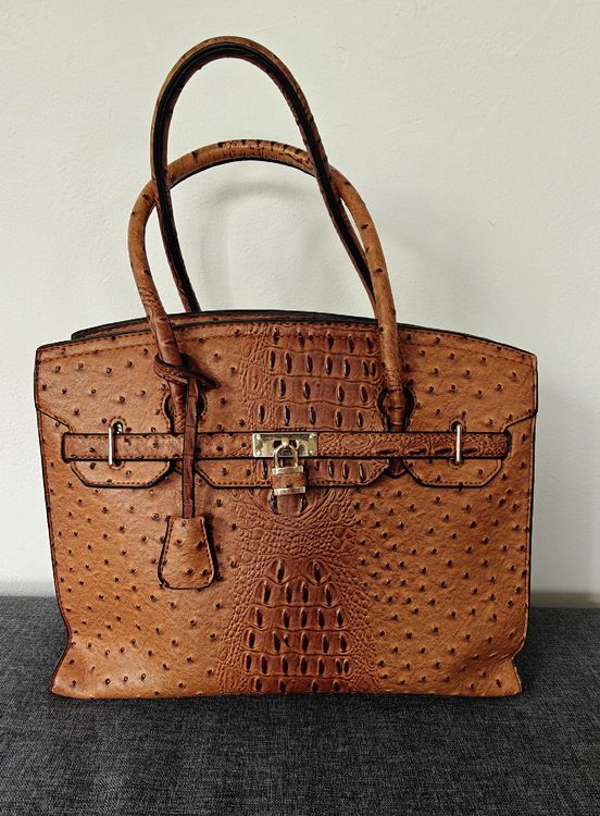 Pochette à main de femme, en cuir gaufré imitation croco 1947