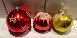 3 Stück sehr alte Weihnachtskugeln 2x rot, 1x Goldfarben