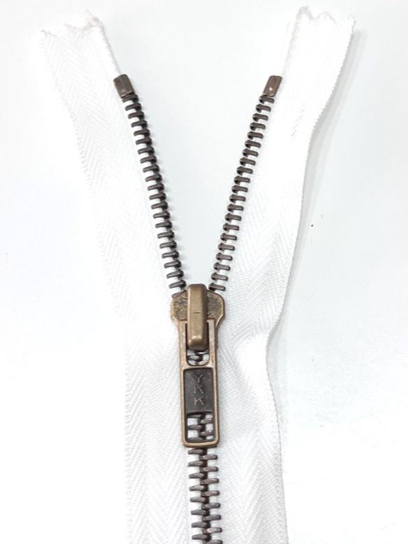 Tissus: Reißverschluss 18 cm -  Fermeture éclair 18 cm – Neuf (Voir description) à Savagnier par Marderuth