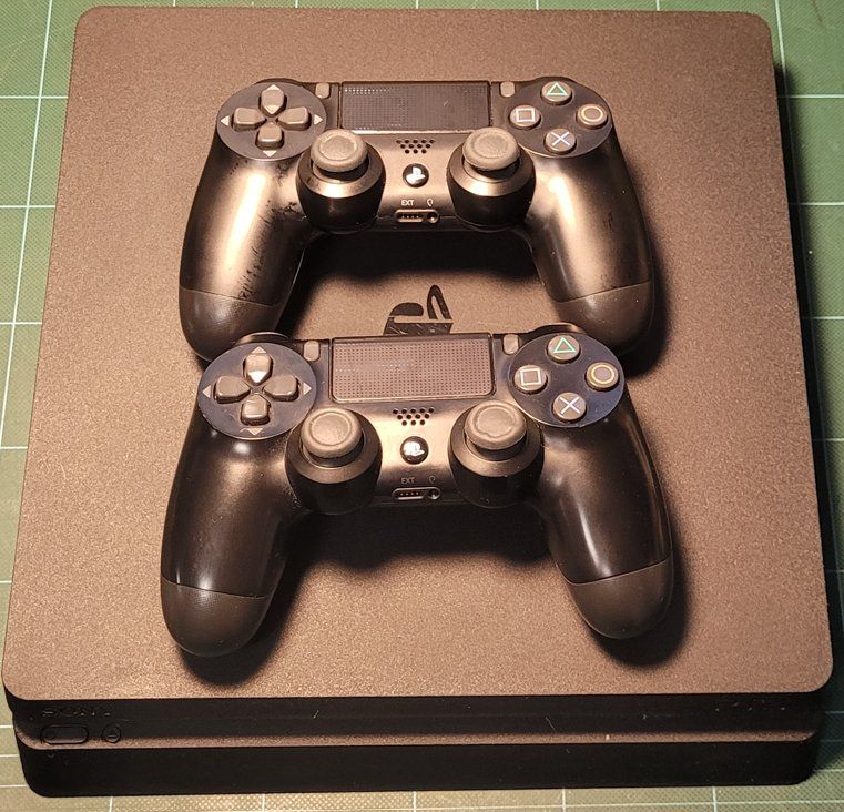 Sony Konsolen: PS 4 Slim mit 2 Controller – Gebraucht aus Dübendorf von win_d97m