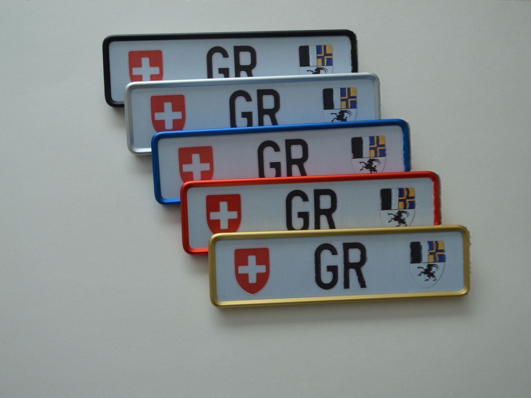 Insegne: Kennzeichenhalter aus Aluminium Silber – Nuovo e nell'imballaggio originale da Chur venduto da Bart88 1