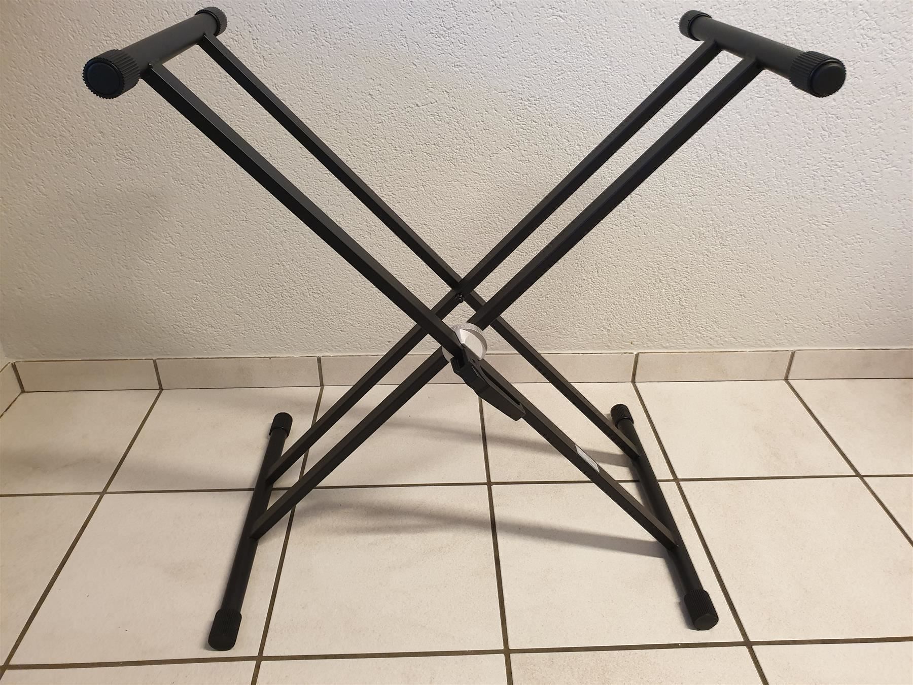 Supporti per strumenti musicali & leggii: Keyboardständer GEWA in schwarz oder grau – Nuovo (secondo la descrizione) da Wöschnau venduto da Musikhaus-Luethy5012 1