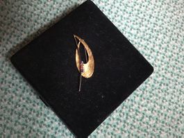 Goldene Brosche mit Steinbesatz, elegant(1Rubin+2 Safire)