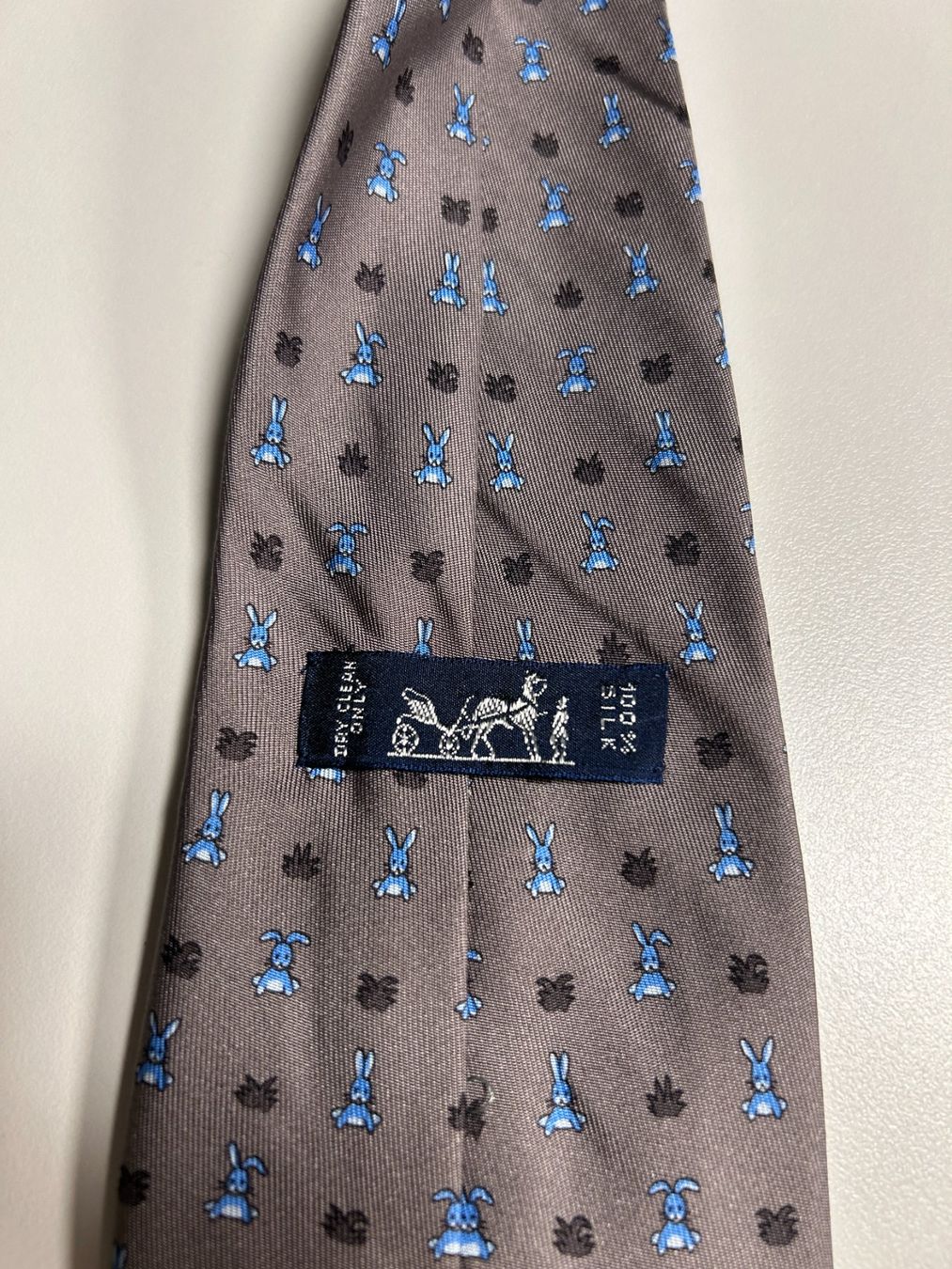 Hermès Cravatte: Hermès Blaue Hasen Krawatte – Nuovo (secondo la descrizione) da Bern venduto da kurtikobolt74 2