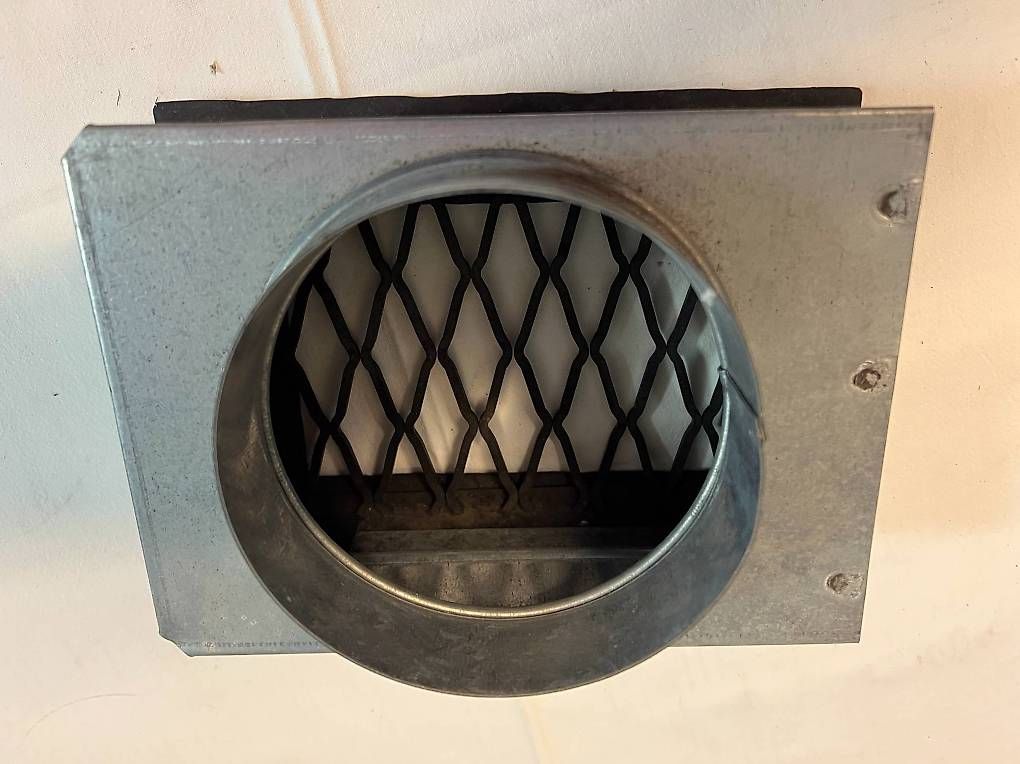 Cheminée: Grille d'air chaud noir pour cheminée – Gebraucht aus Cugy VD von chr_n2rp 1