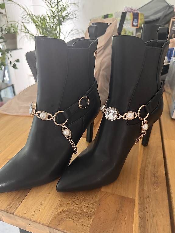 Scarpe da donna: Liu Jo Ankle Boots mit Perlen- & Kristallkette, Gr. 38 – Usato da Thun venduto da dom_w6b5