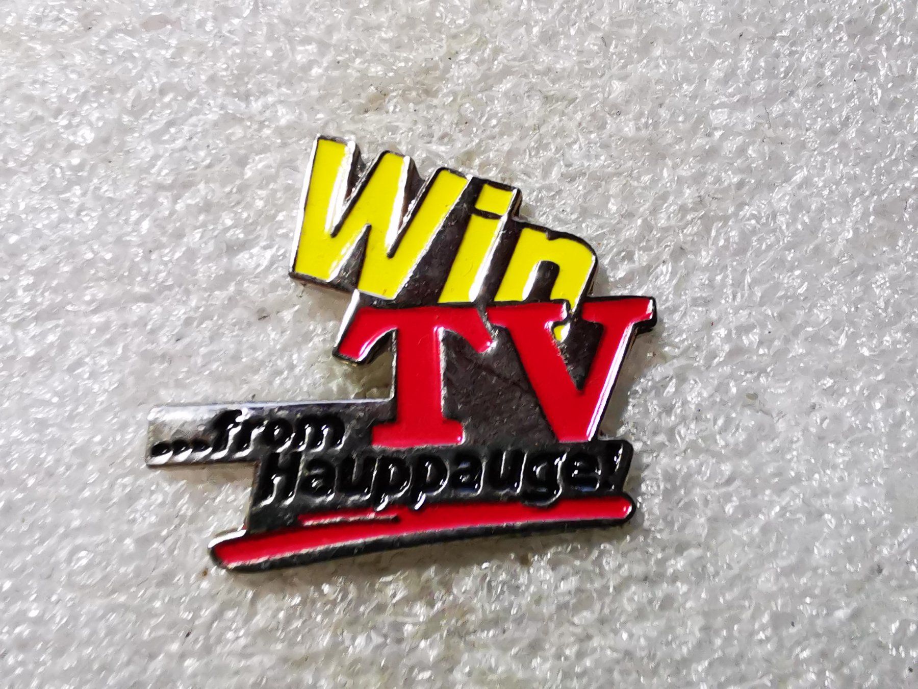 Plaketten & Abzeichen: Ansteckpin 85: Win TV – Gebraucht aus Oppligen von Pin-Fall-Shop
