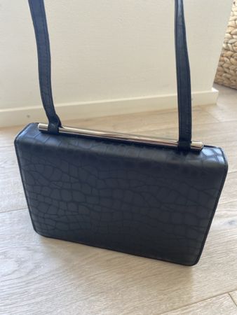 Stuart Weitzman Handtasche schwarz Kroko-Prägung mit Metallb