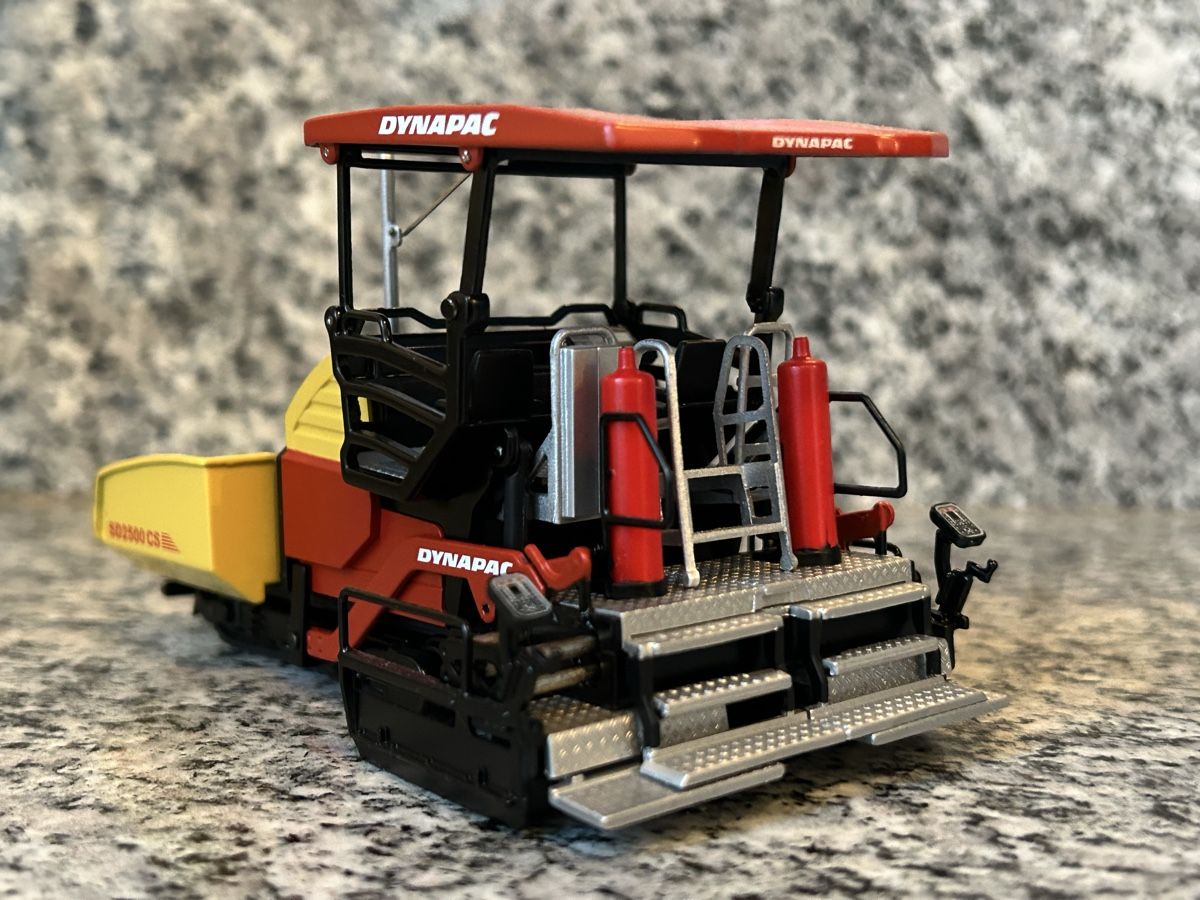 Kit di modellismo & Modellini statici: Dynapac Fertiger, 1;50 , NZG – Usato da Horw venduto da Tigercat635 1