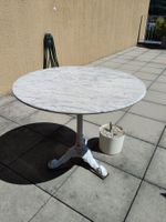 Table de jardin marbre blanc avec pied style ancien acier