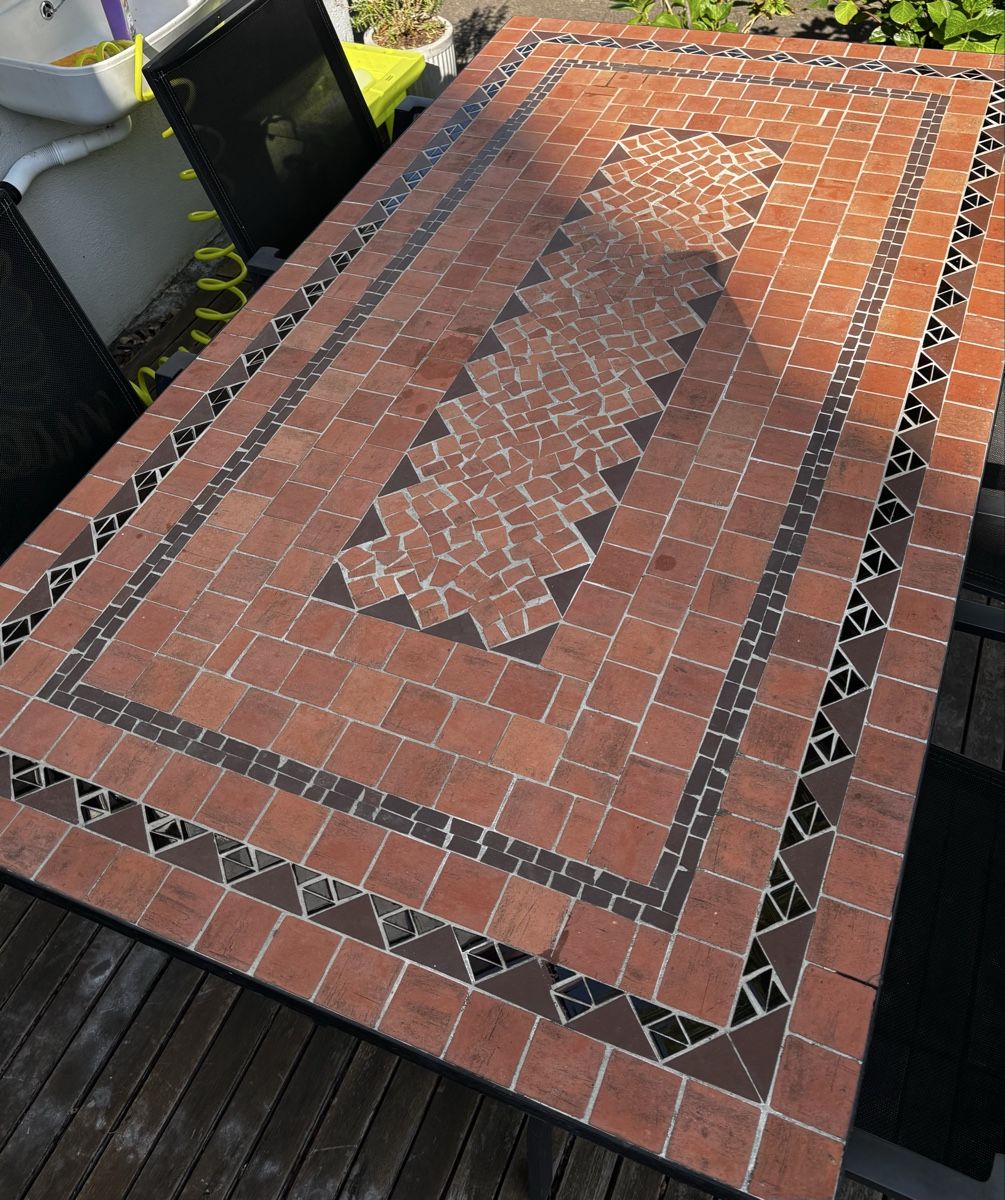 Tischset: Gartentisch mit 4 Stühlen – Mosaik-Tischplatte – Gebraucht aus Flaach von  1