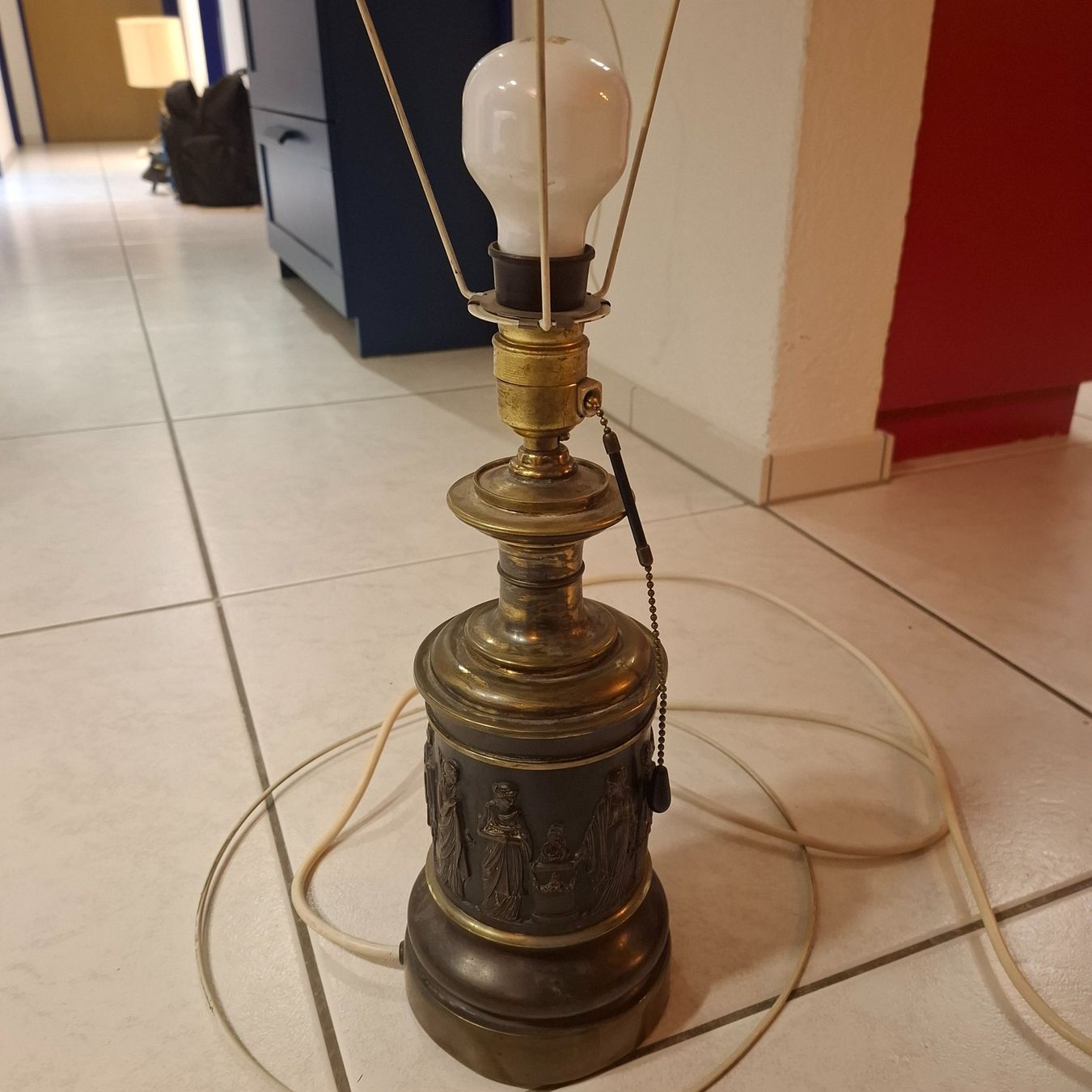Lampade: Antiker Bronze Lampenständer – Difettoso da Nürensdorf venduto da DANG3REUX
