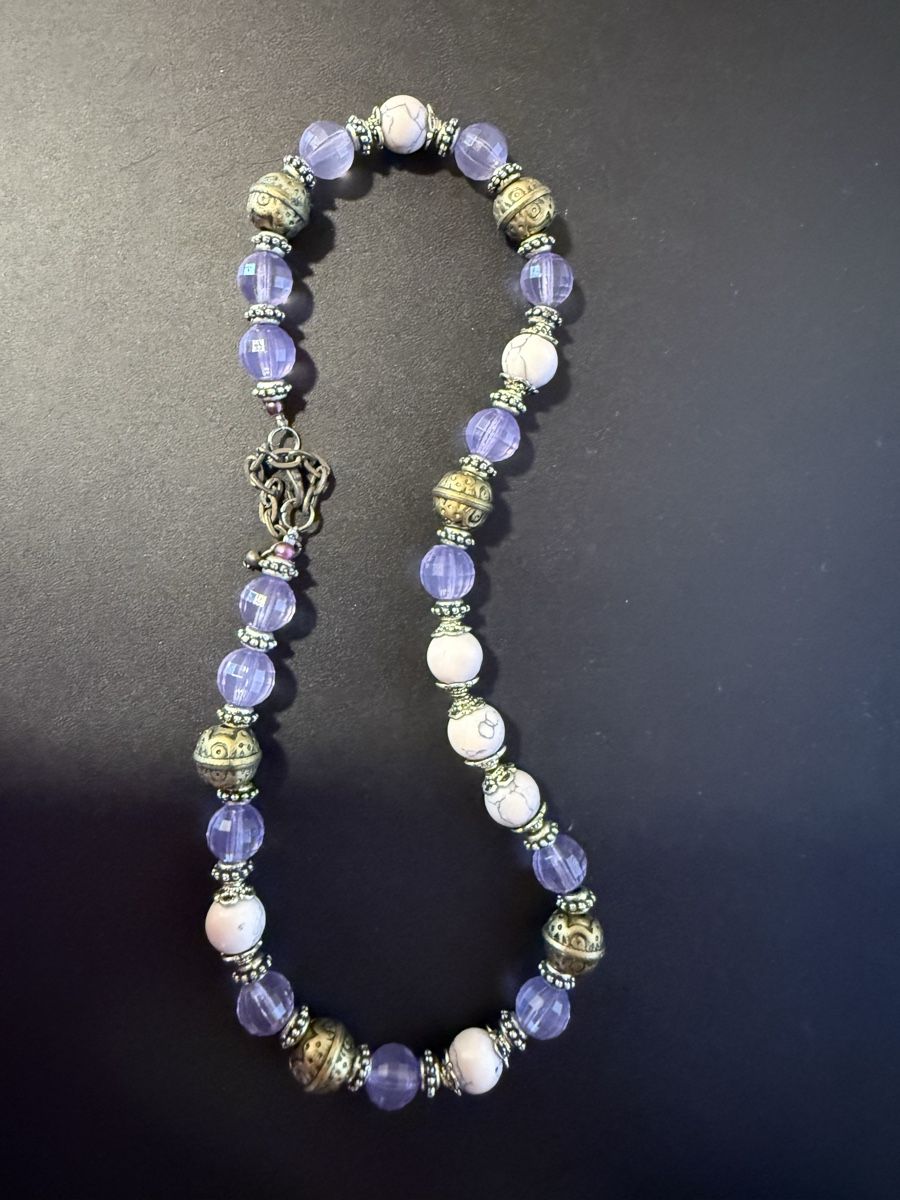 Catenine: Necklace purple white beads silver tone clasp – Usato da Zürich venduto da andreamt
