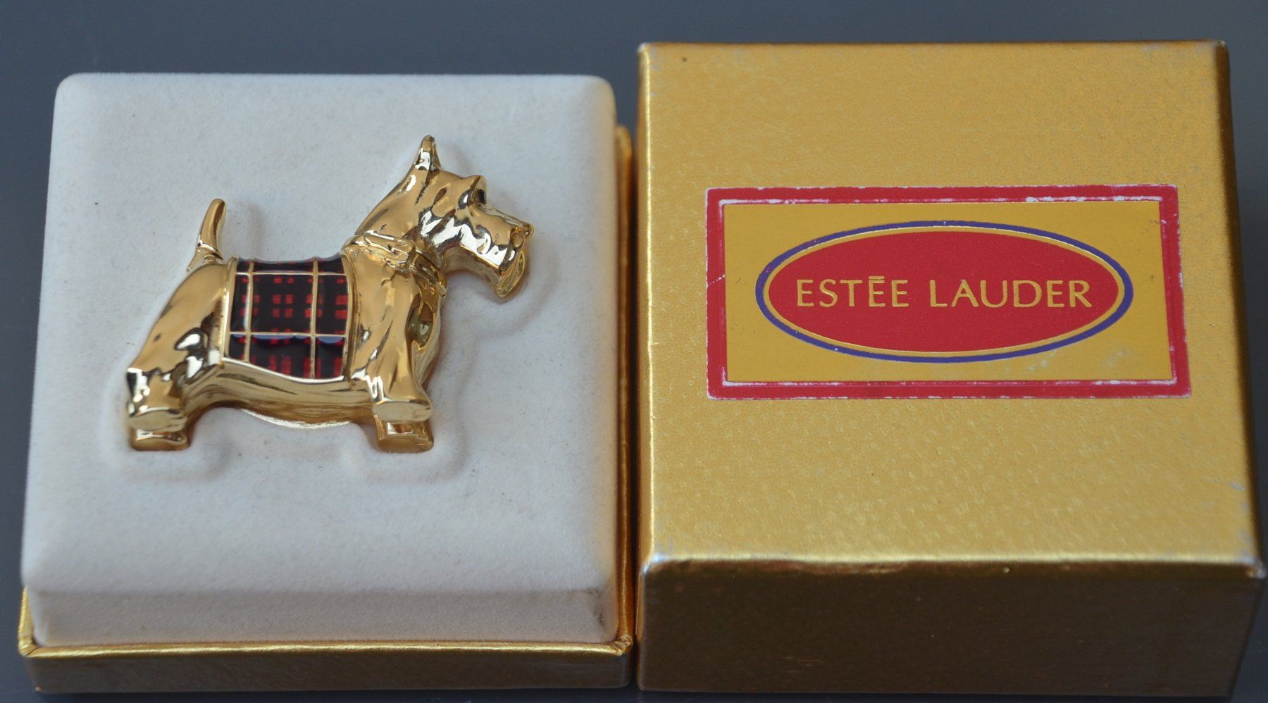 Estée Lauder Flaconi: Estée Lauder Knowing Scottie Dog Solid Perfume 1992 – Usato da Collonges venduto da arashee