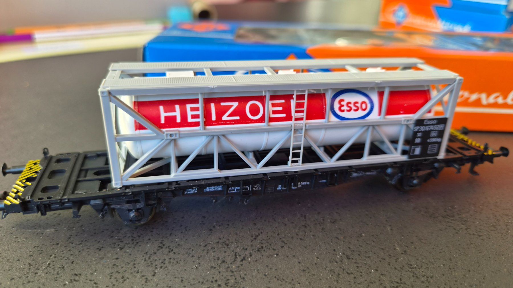 Roco Modelleisenbahnen: Roco 4321 Containerwagen mit Container Esso H0 DC OVP – Neu und originalverpackt aus Huttwil von Tgv03 2