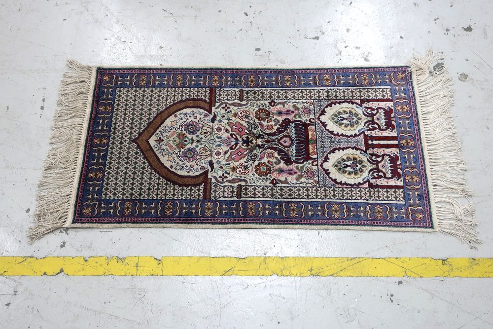 Kleiner Tunesischer Teppich (Gebraucht) in Volketswil für CHF 25 – mit ...