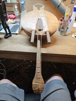 Antikes Saiteninstrument mit Verzierungen (D1)
