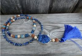 Halskette aus blauem Achat, Bodhikerne und Lapislazuli mit B
