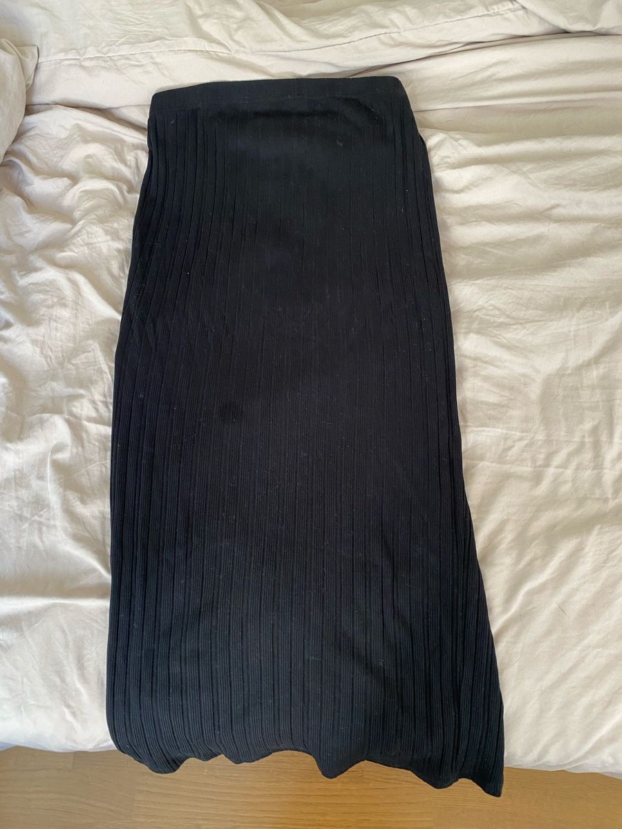 H&M Röcke: H&M Black Ribbed Midi Skirt - Size S – Gebraucht aus Zürich von ana_m6d2