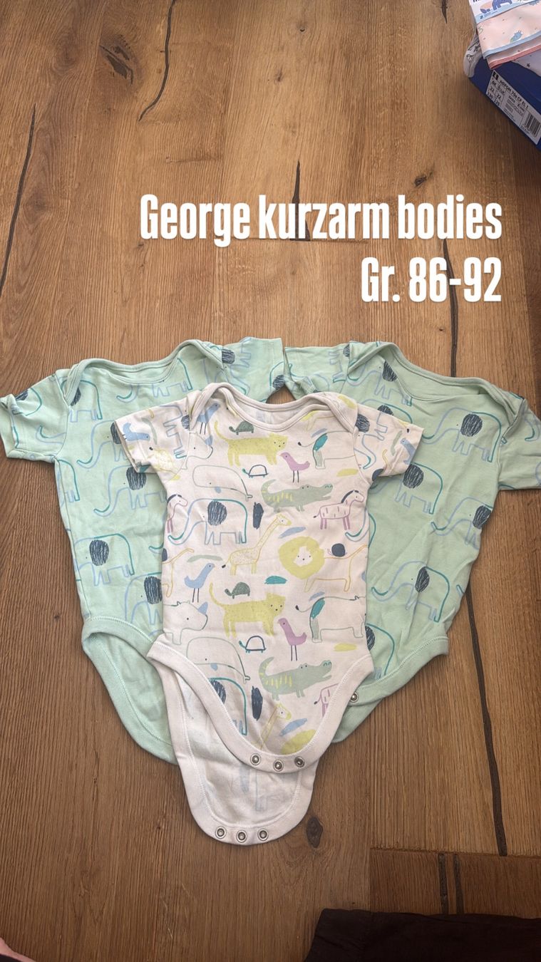 Lotti & Set di vestiti: 3er Pack kurzarm Bodys Gr. 86-92 – Usato da Rapperswil BE venduto da NickiEdge