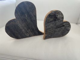 Zwei Holzherzen Handarbeit