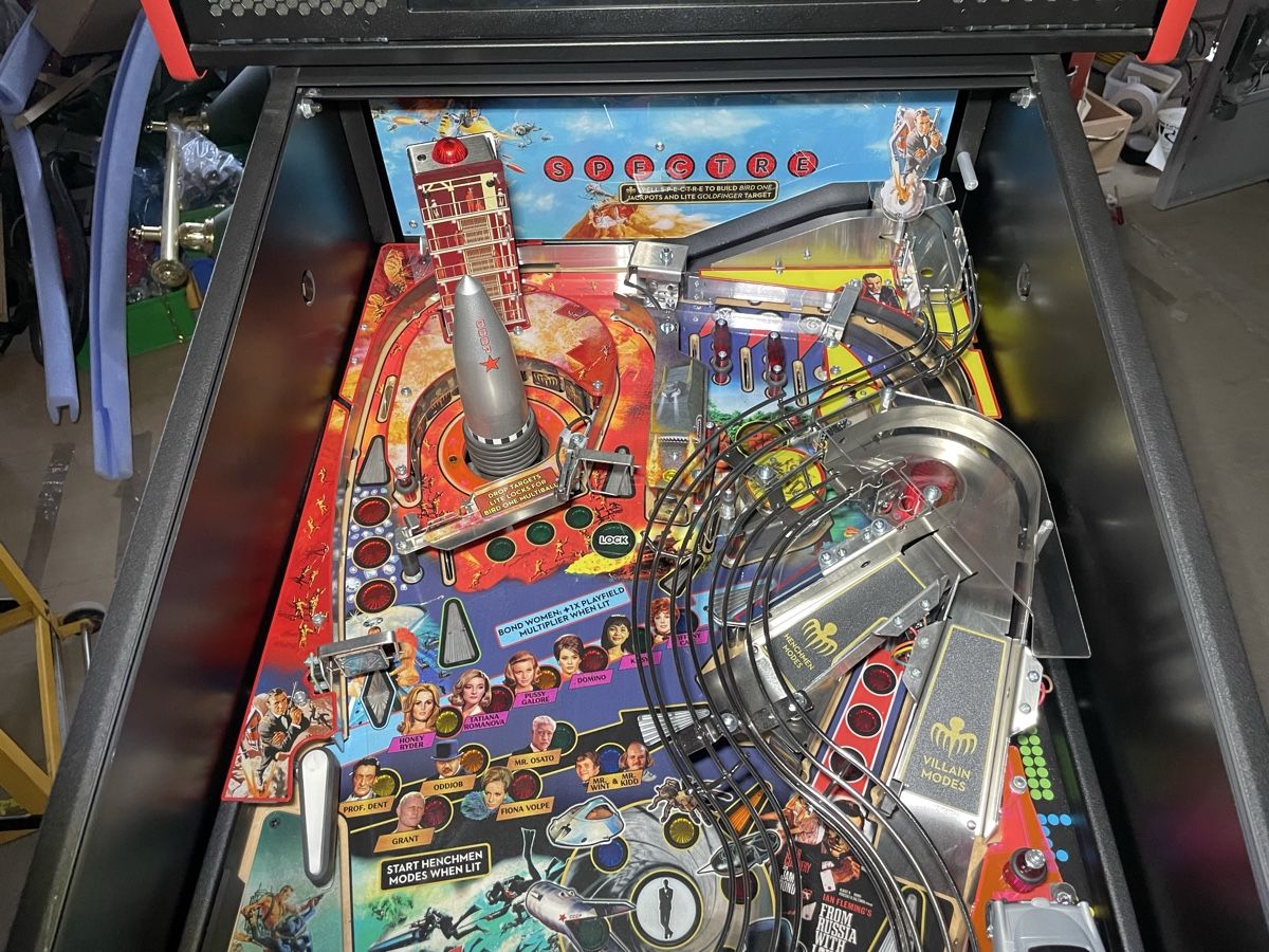 Stern Pinball Flipper: Vends flipper stern James bond pro – Usato da Les Brenets venduto da serialdrink 8