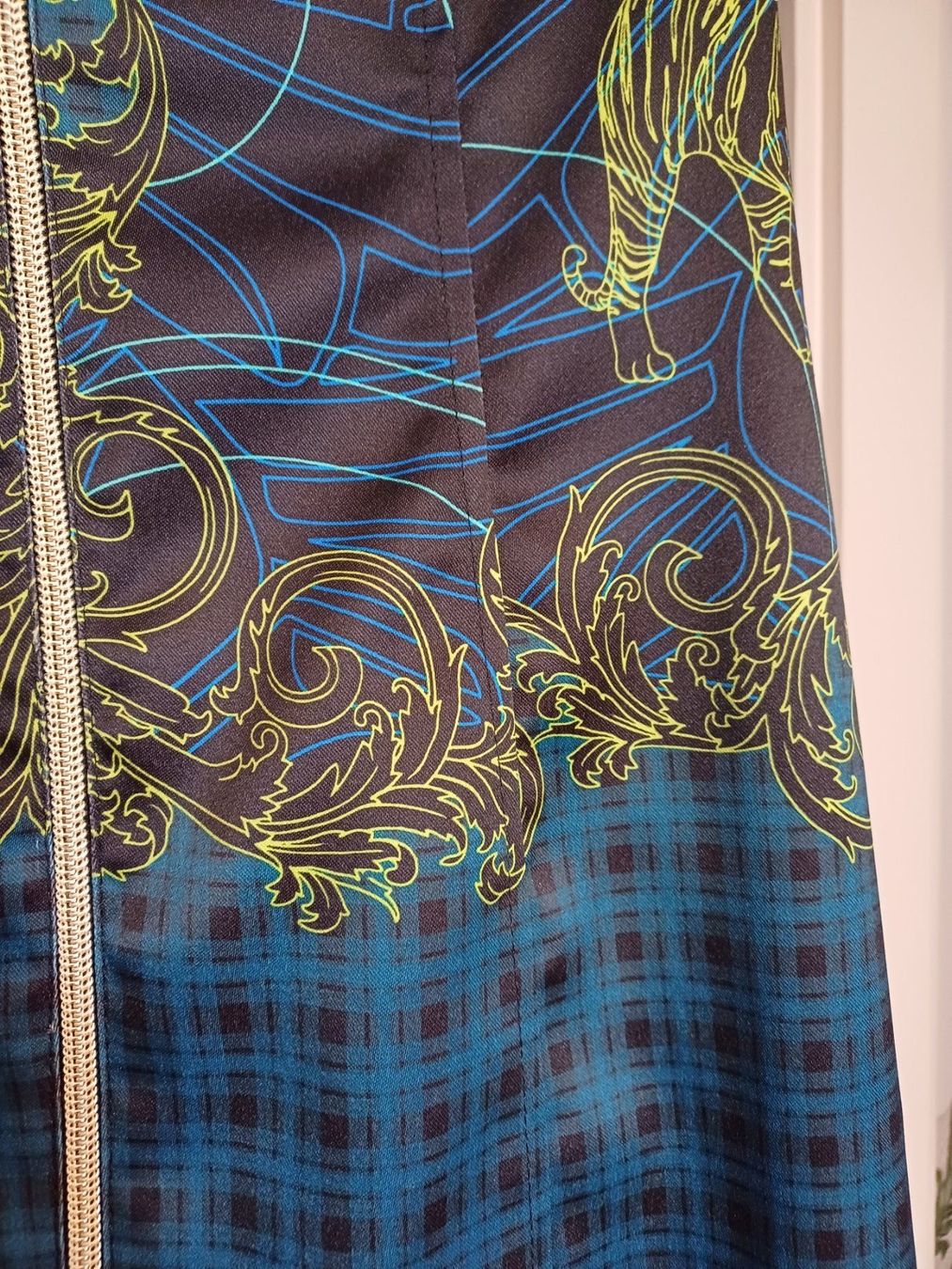 Versace Vestiti: Etuikleid Versace mit cut-out cocktail robe Gr 36 – Nuovo e nell'imballaggio originale da Zürich venduto da Zarzilla 3