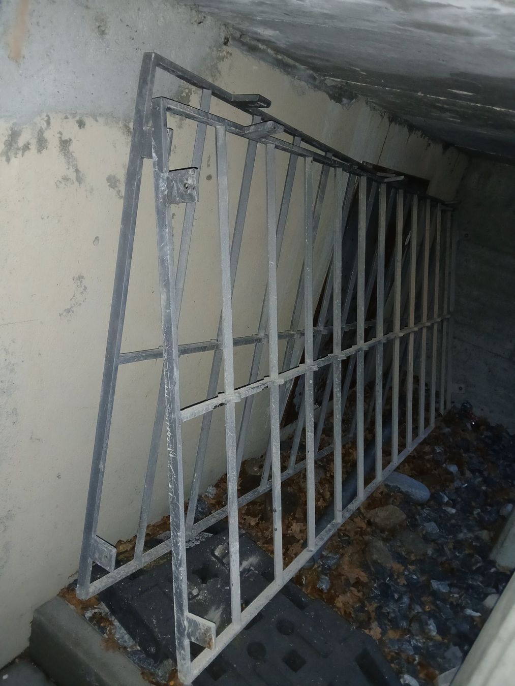 Griglie e Inferriate: schmiedeeisernes Fenstergitter – Usato da Weisslingen venduto da minao