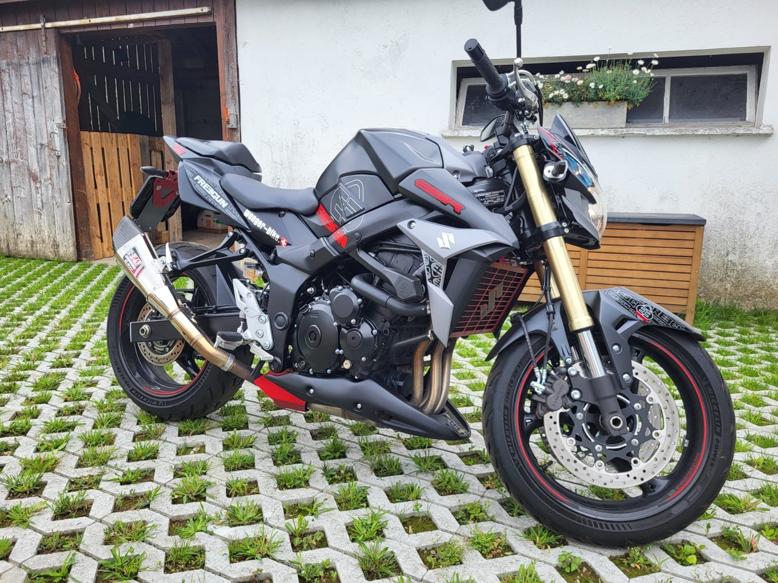 Suzuki Strada: Suzuki GSR 750 Freegun – Usato da Plasselb venduto da dan_qg7h 3