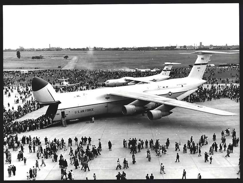 Fotografie & Manifesti: Fotografie Ansicht Berlin-Tempelhof, Flu – Usato da Berlin venduto da bartko-reher
