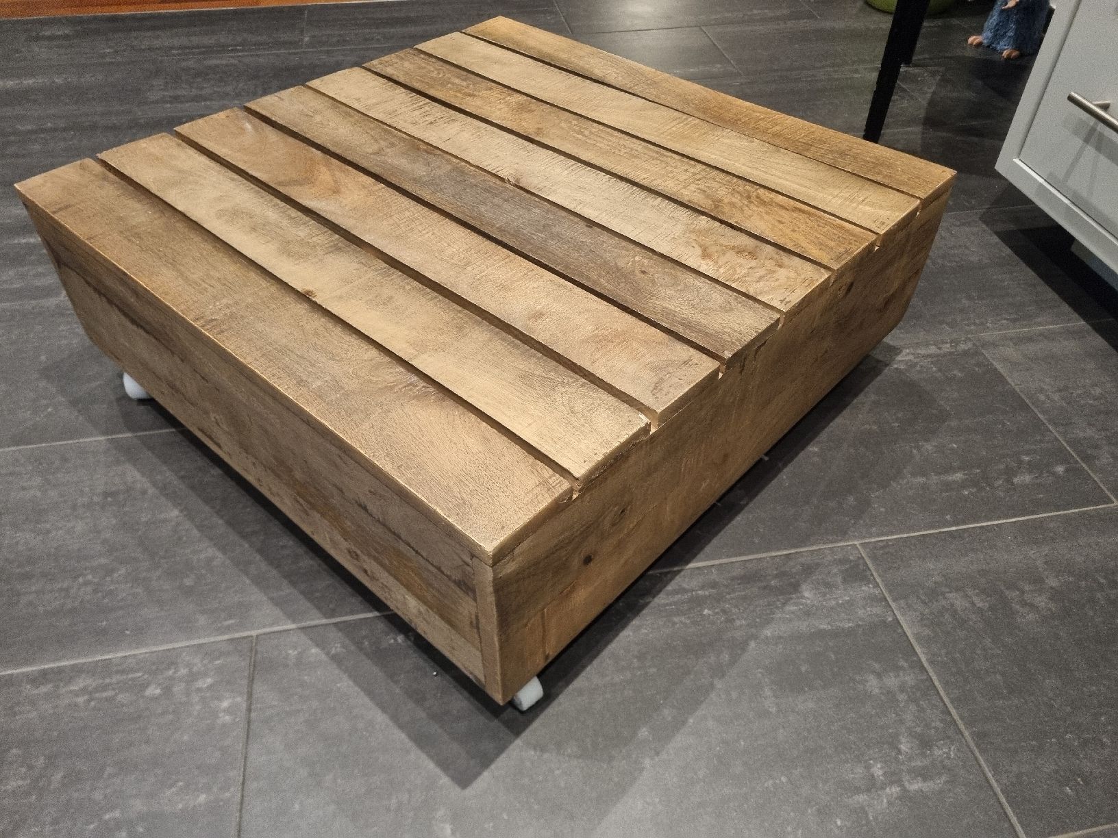 Cooler Couchtisch aus Holz mit Rollen 70x70x26.5cm (Gebraucht) in Wünnewil für CHF 29 – nur Abholung auf Ricardo kaufen