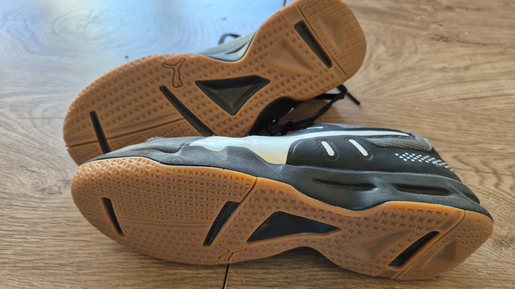 Puma Chaussures garçon: Hallenschuhe, Turnschuhe Puma Gr. 37 – D'occasion à Adelboden par afkcamper 2