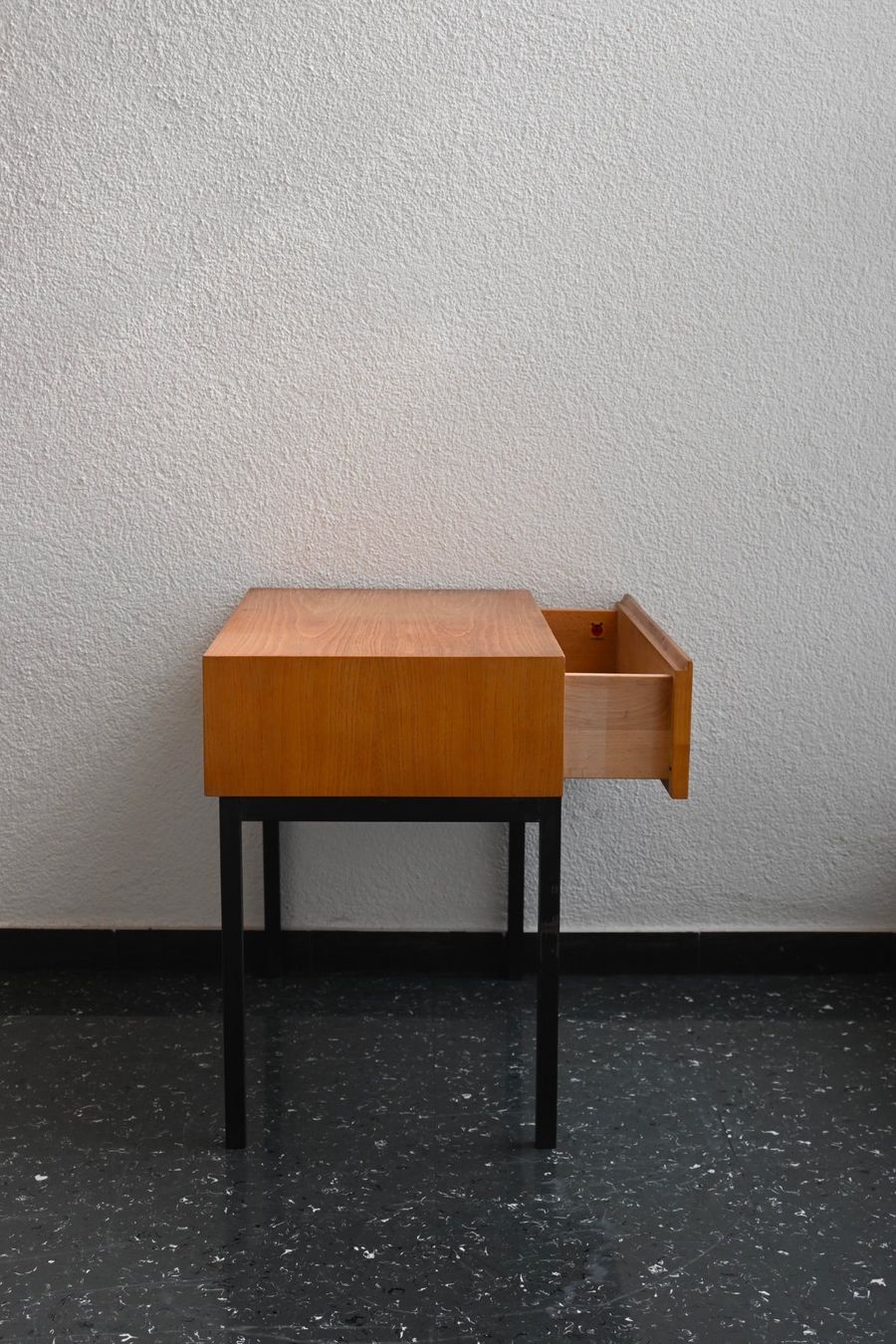 Comodini: Victoria Nachttisch mit Schub – Usato da Zürich venduto da starch.studio 5