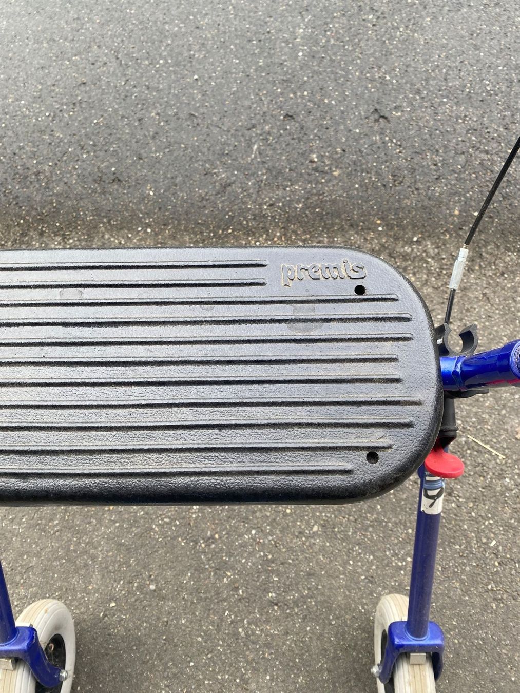 Ausili per la deambulazione: Rollator Premis blau mit Sitz und Korb gebraucht – Usato da Uster venduto da burgdani01 2