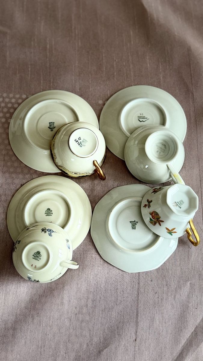 Tazze: 4 antike Kaffeetassen mit Untertassen  – Usato da Emmen venduto da Lampery 2