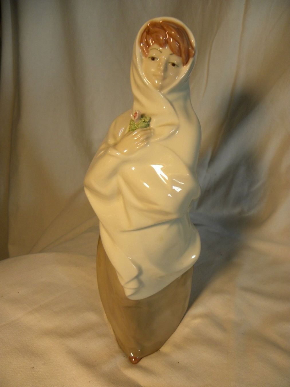 Statuette: Wunderschöne Keramikfigur einer junge Frau mit Umhangtuch – Usato da Reinach venduto da Taysalmon 2