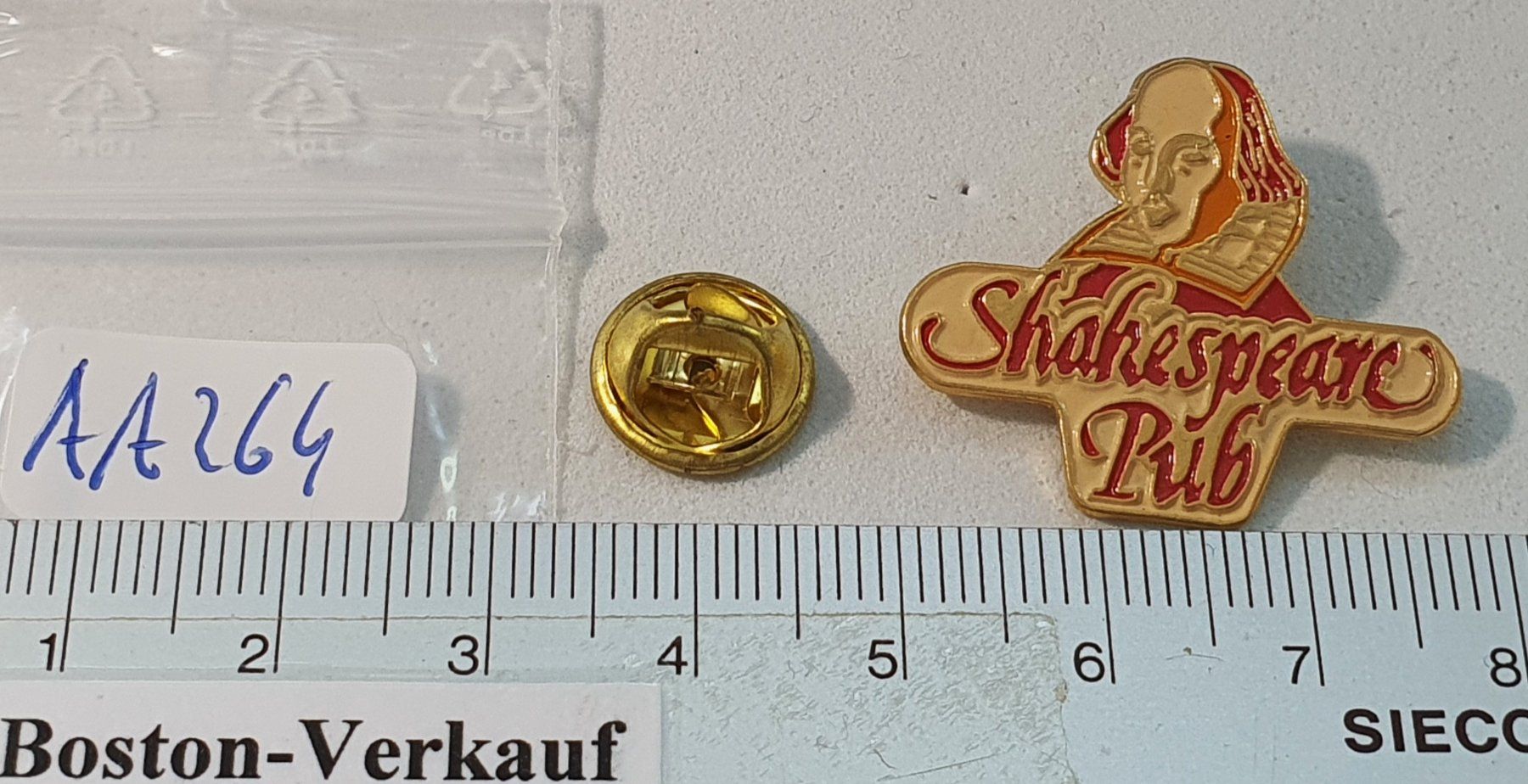 Placchette & Badge: AA264 - Pin The Shakespeare Pup – Usato da Reinach BL venduto da Boston-Verkauf 1