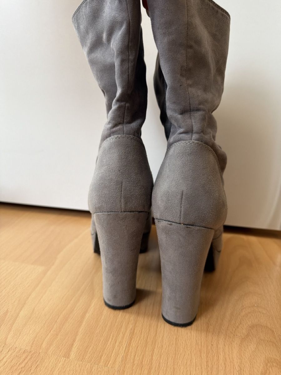 Scarpe da donna: Graue Stiefel mit Absatz – Usato da Dagmersellen venduto da SabrinaZu 1