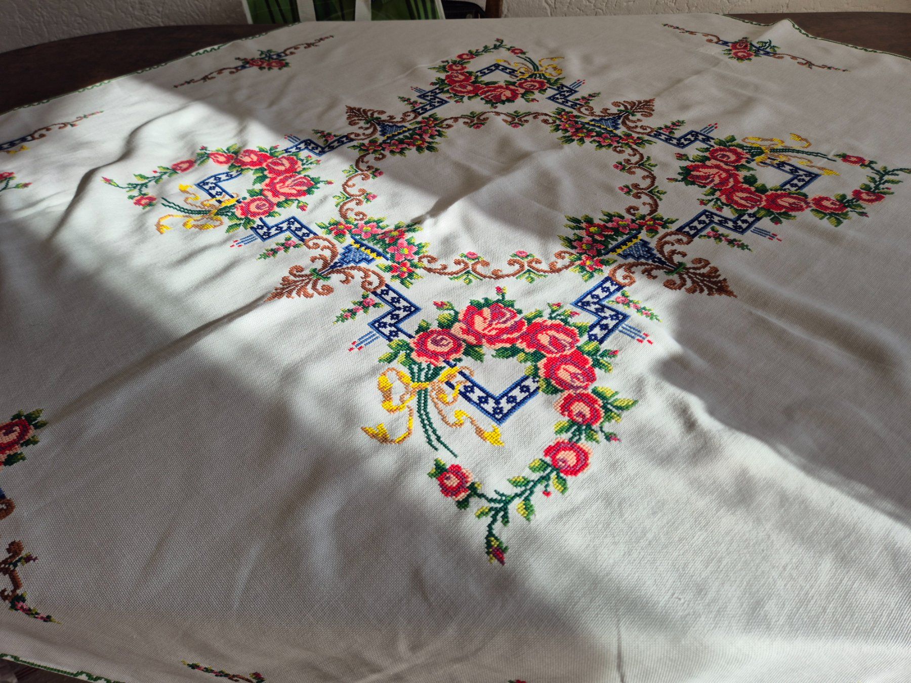 Altra biancheria da tavola: Handgestickte Tischdecke mit Rosenmuster, Vintage Stil – Usato da Bern venduto da aronari 1