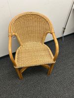 Stuhl aus Rattan, tolles Design, gut erhalten!