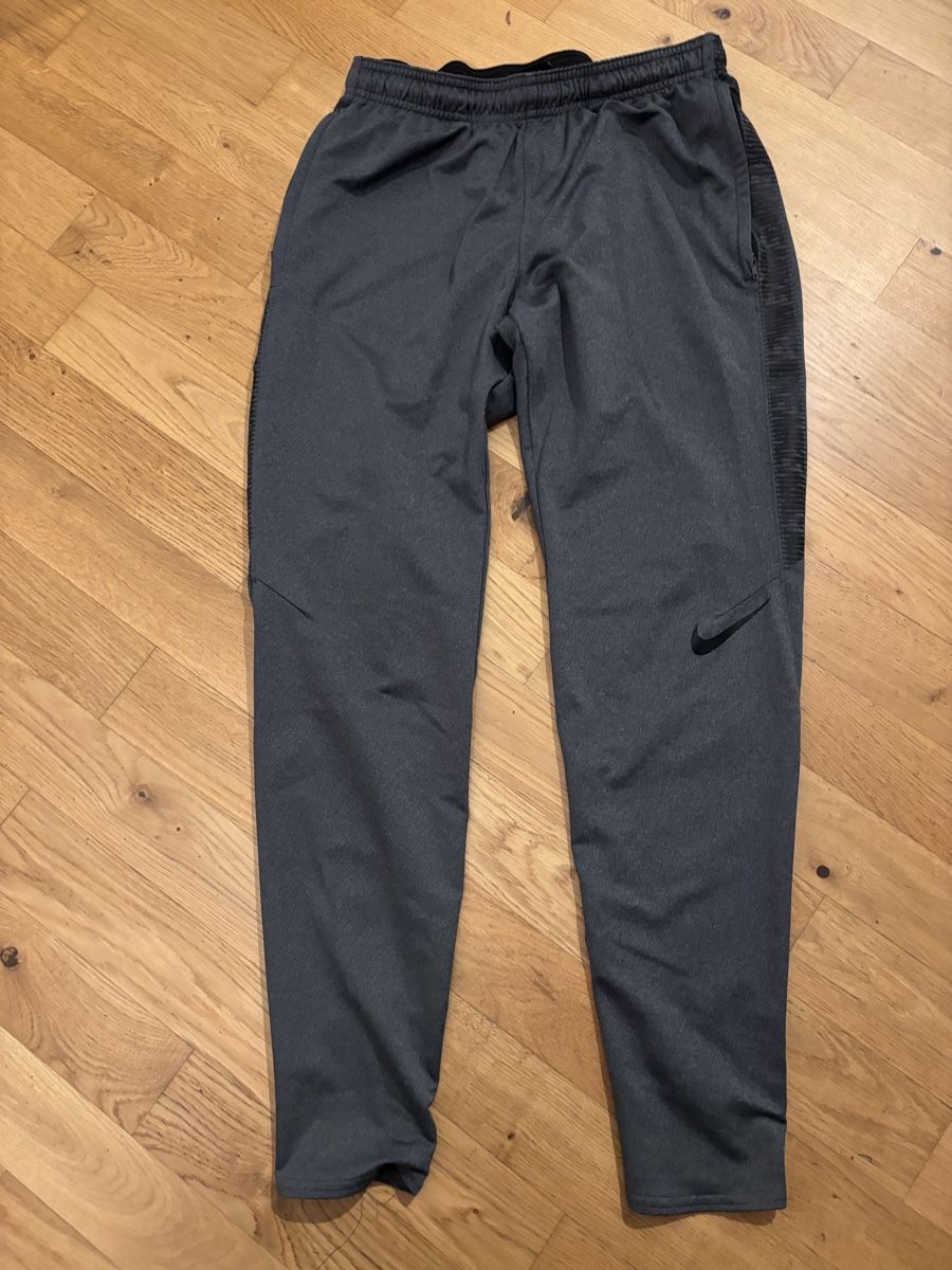 Nike Pantaloni: Jogging Nike gris – Usato da Muri b. Bern venduto da Saldayann
