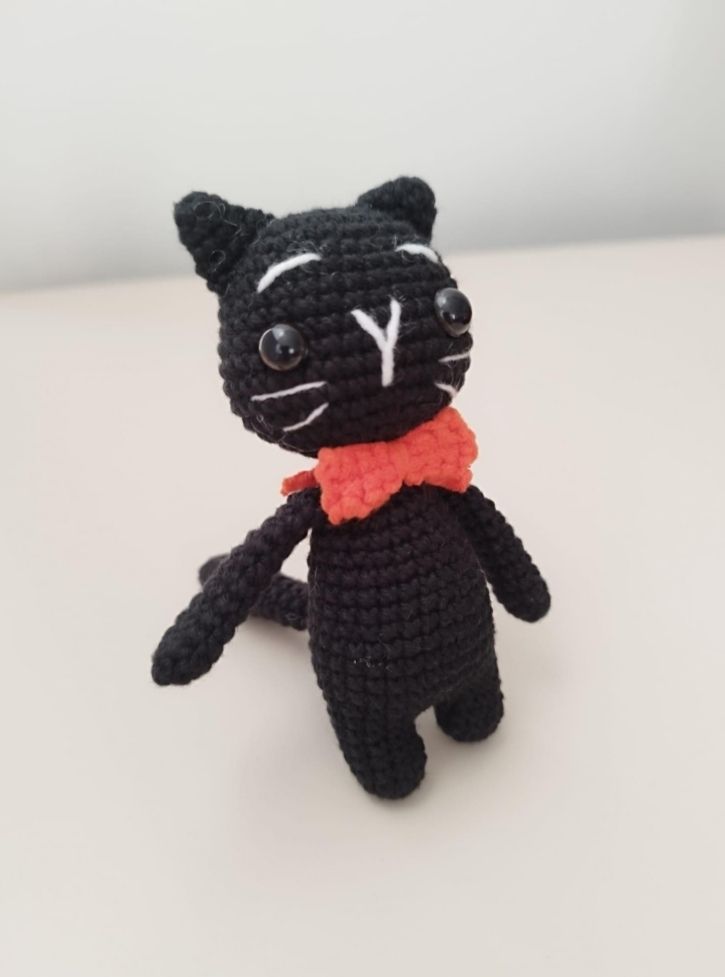 Bambole: Crocheted Witch Doll with Cat, Halloween – Nuovo e nell'imballaggio originale da Arnex-sur-Orbe venduto da can_97vn 6