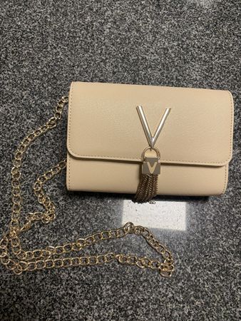 Valentino Umhängetasche in Beige mit goldener Kette