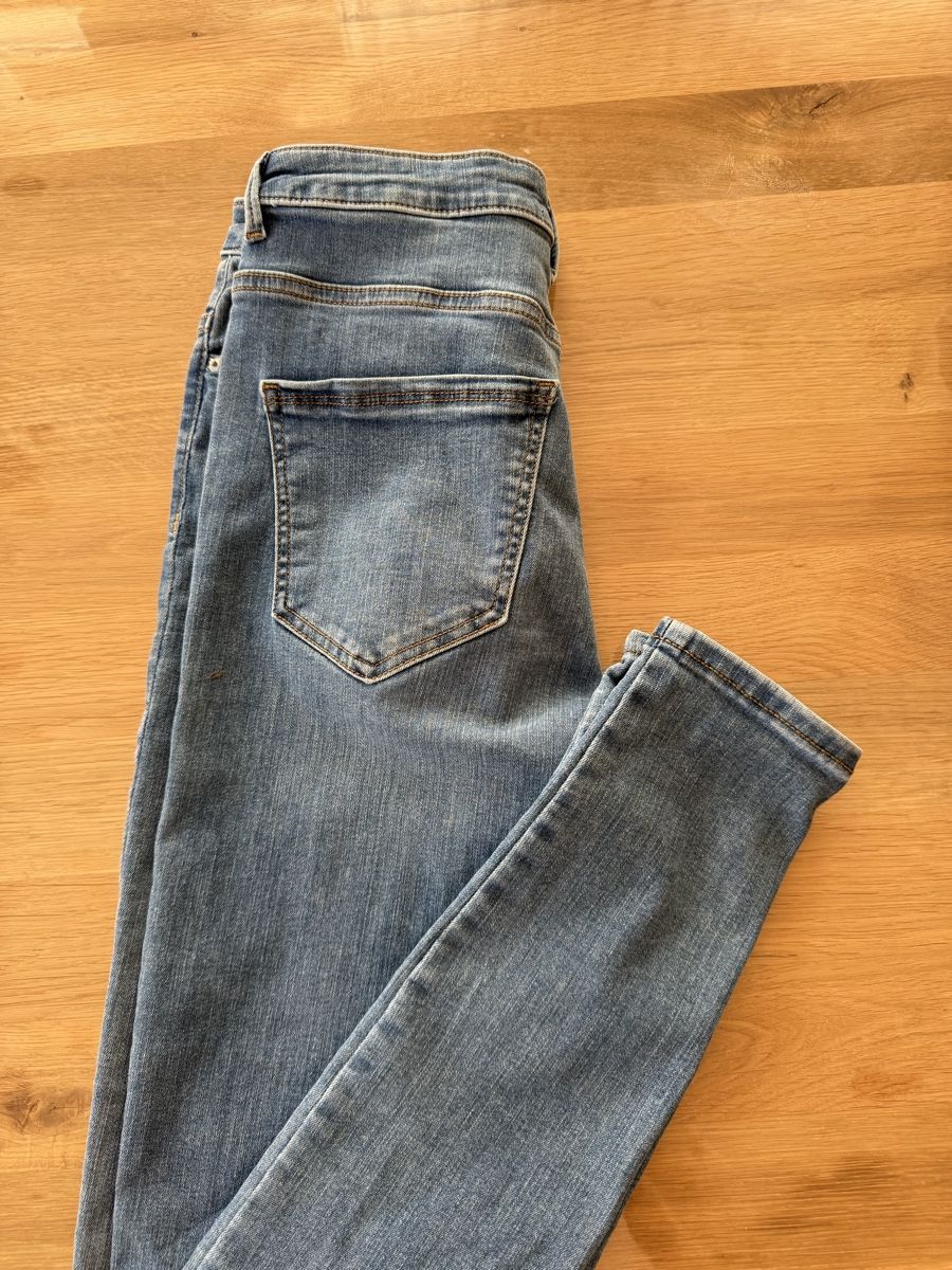 Vero Moda Jeans: Vero Moda Damen Jeans, Grösse Mx36 – Usato da La Punt Chamues-ch venduto da EliC_8.8. 2