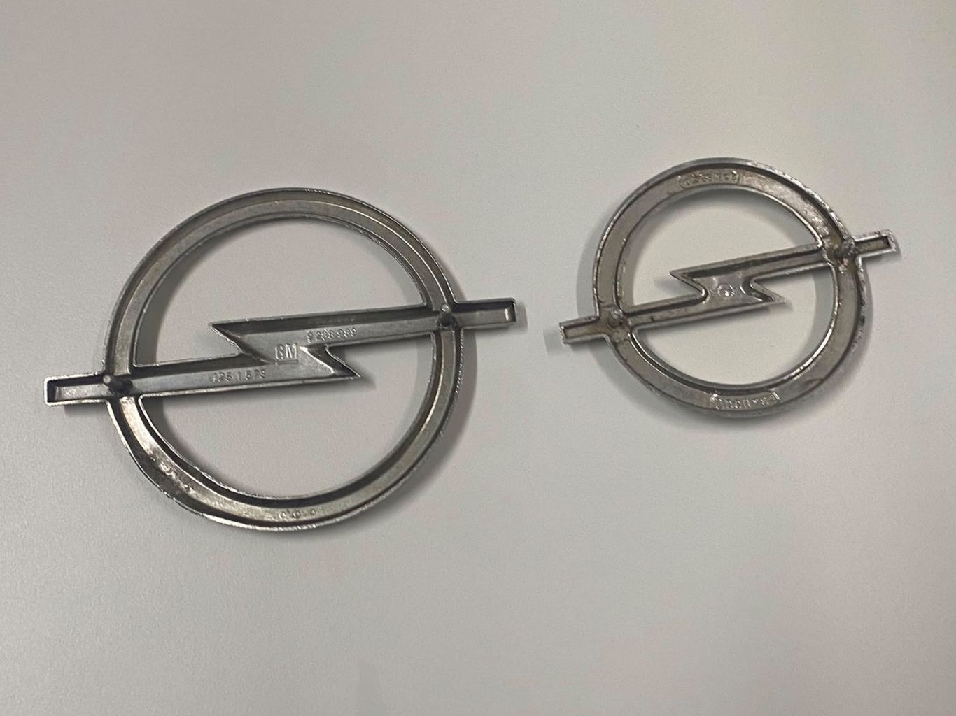 Opel Sonstiges Fahrzeugzubehör: Zwei Vintage Original OPEL Emblem – Gebraucht aus Dübendorf von lan1808 1