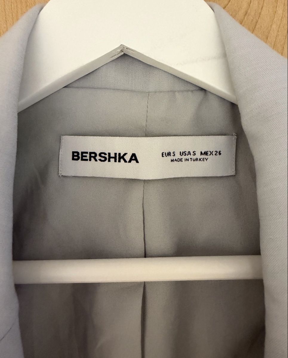 Bershka Completi & Tailleur: BERSHKA KURZBLAZER HELLGRAU – Usato da Rorschach venduto da Tara234 3