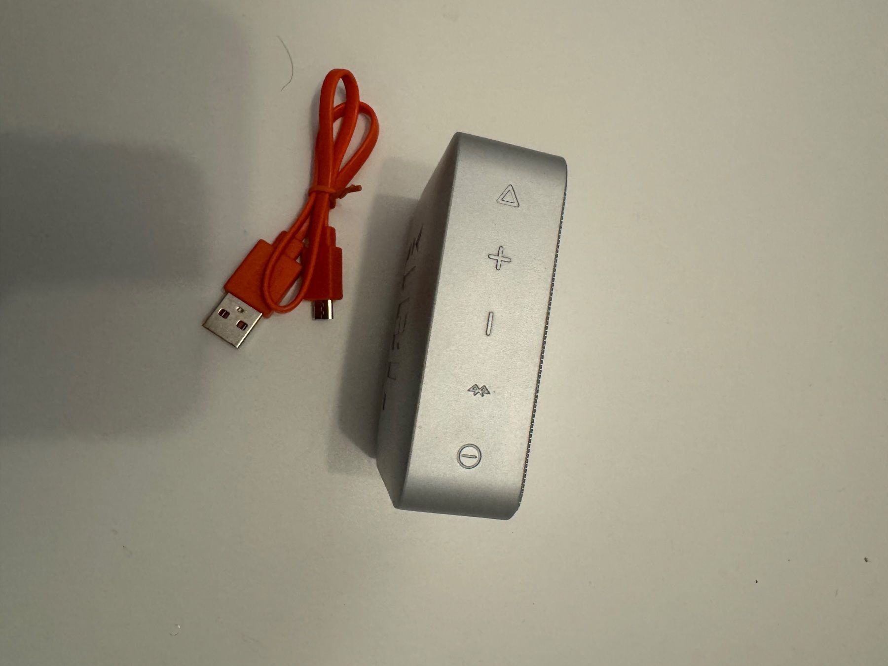 JBL Haut-parleurs: JBL Go 2 Lautsprecher silber mit Ladekabel – D'occasion à Burgdorf par Caradhras 1