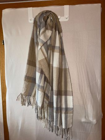 Eleganter weicher breiter Schal mit Silberfäden