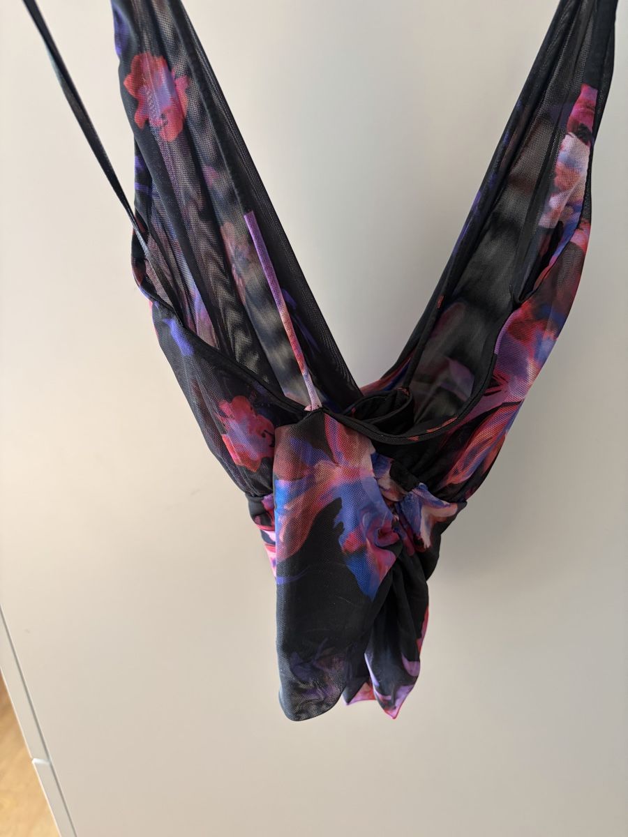 Pull&Bear Top: Haut Pull and Bear fleuri noir taille S – Nuovo (secondo la descrizione) da Martigny venduto da O96 1